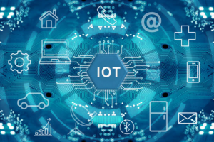 Representação gráfica do conceito de IoT (Internet of Things), com um hexágono centralizado contendo a palavra 'IoT', conectado a vários ícones de dispositivos como carro, casa, laptop, telefone e outros, simbolizando a interconectividade de dispositivos através da internet.