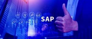 
Homem fazendo sinal de positivo com o logotipo SAP e ícones de tecnologia ao fundo.
