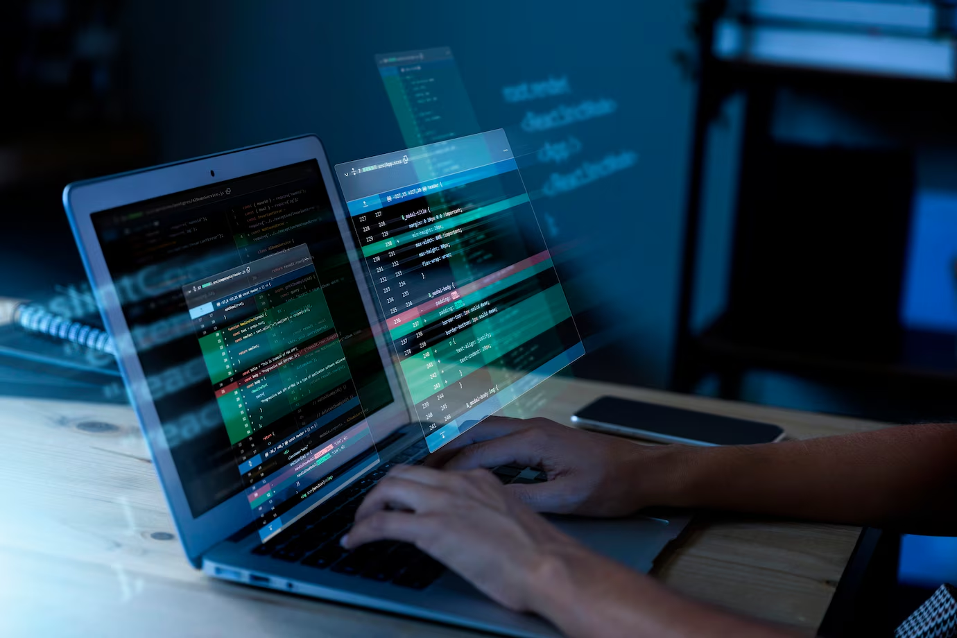 Mãos digitando código em um laptop com janelas de programação sobrepostas.